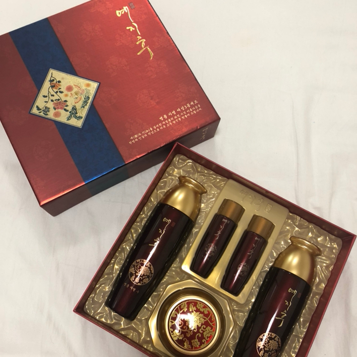 Bộ sản phẩm 5 món chăm sóc da chống lão hóa Yezihu nhân sâm