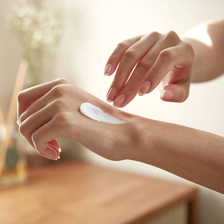 Kem dưỡng da tay hương nước hoa Round Around Forest Scented Hand Cream 50ml