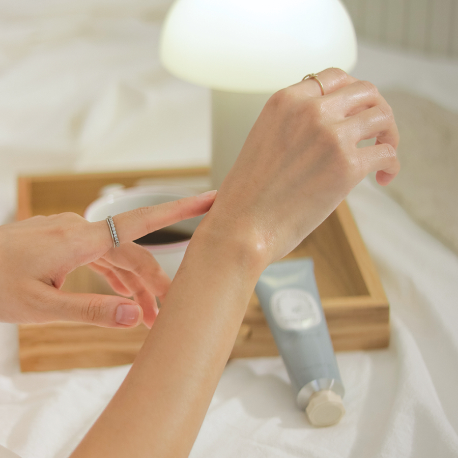 Kem dưỡng da tay hương nước hoa Round Around Forest Scented Hand Cream 50ml