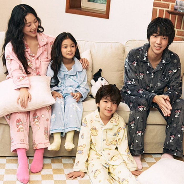 [SPAO] Bộ đồ ngủ nhân vật Sanrio dành cho trẻ em Hàn Quốc Bộ đồ ngủ mềm mại_ Kuromi/My Melody/Cinnamoroll/Pompompurin; Kids Sanrio Characters Soft Fluffy Pajama Sets