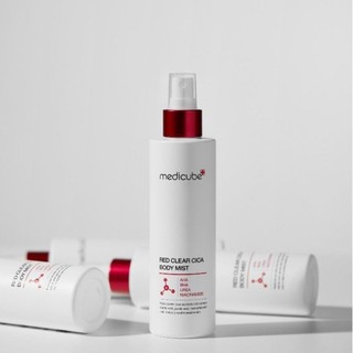 Xịt dưỡng thể giảm mụn Medicube Red Clear Cica Body Mist 200ml
