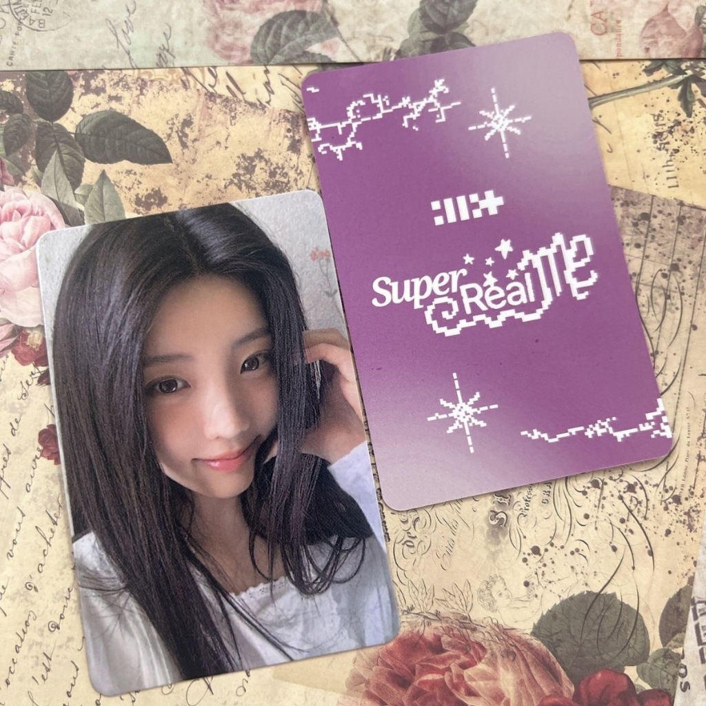 Thẻ ảnh đầu tay ILLIT Wonhee (Lee Wonhee), Oliver Young (OY) Special Benefit Vol.4 với tư thế ngón t
