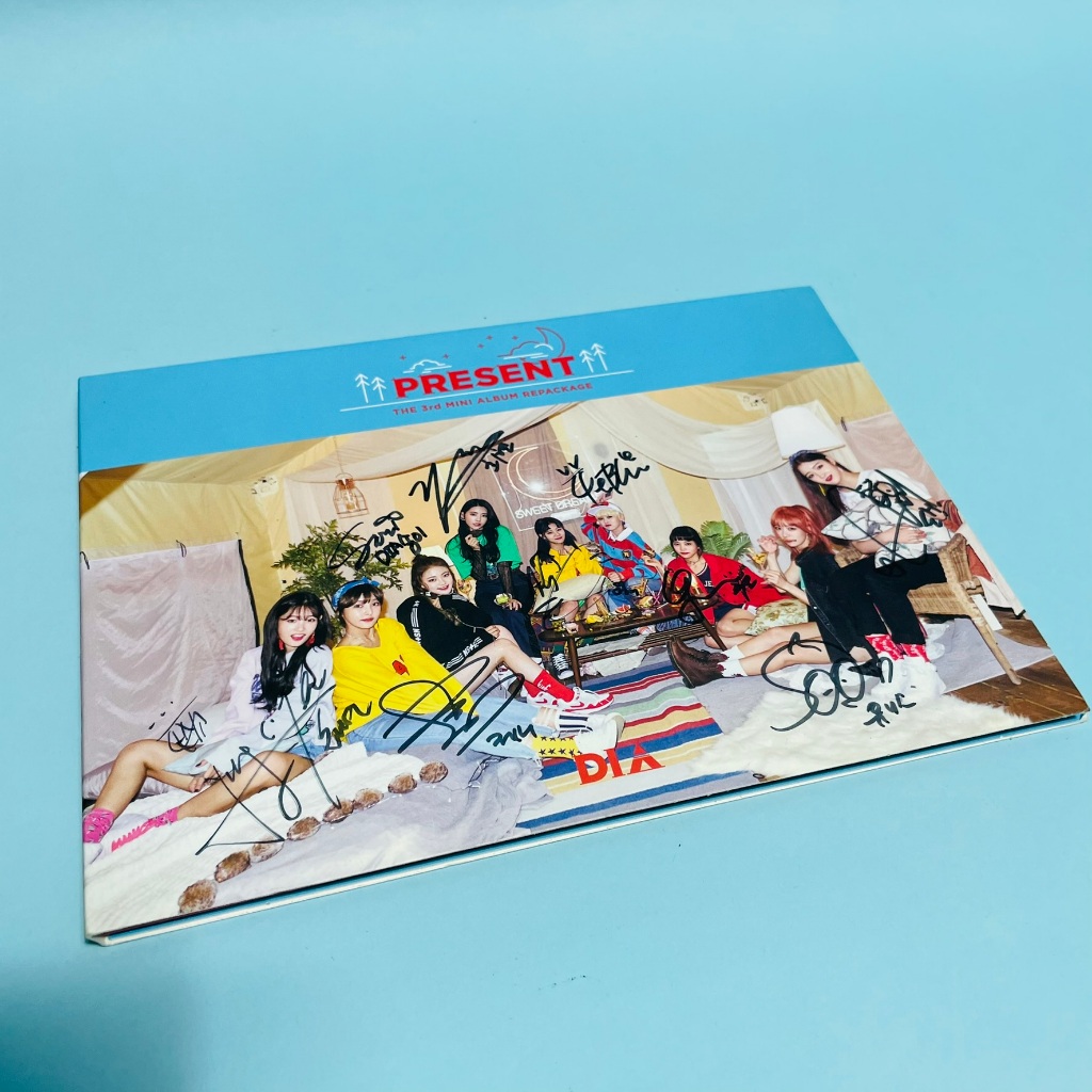 DIA – PRESENT (Mini Album Repackage thứ 3) / Rare Signed Autographed Promo 2017 Audio CD Feat. "Chúc