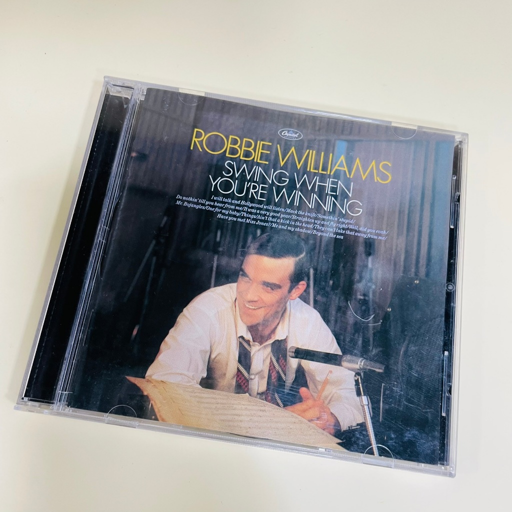 ROBBIE WILLIAMS / SWING WHEN YOU 'RE WINNING / Kiệt tác Jazz Swing mang tính biểu tượng 2001 với 'So