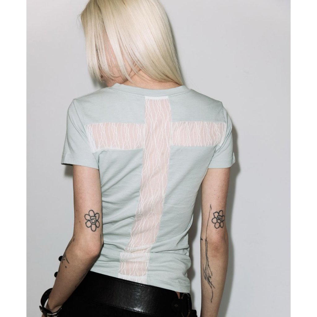 FANCY CLUB Back Cross Tee Áo Thun Nữ Letter Print Cut Out Cross Back Tay Ngắn Phong Cách Hàn Quốc
