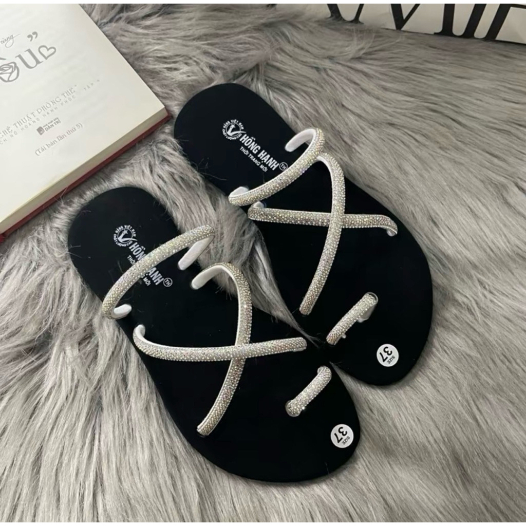 Dép dây sòn mang được hai kiểu vừa dép vừa sandan,đế bệch cao 1cm. lên chân xinh,hợp đi Học đi làm v