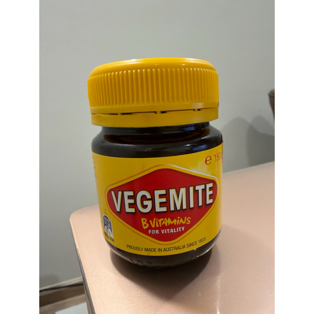 Men phết nổi tiếng Úc Vegemite Yeast Extract 150g - Hạn T12/2026