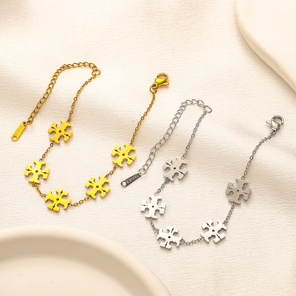 Vòng tay Tory Burch thép titan, thiết kế tinh tế với logo chữ rỗng