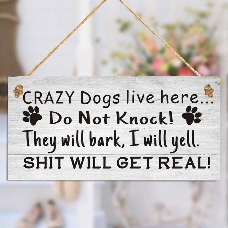 Thẻ trang trí cảnh báo Crazy Dogs Live Here, Do Not Knock, They Will Bark, I Will Yell, Sh * t Will 