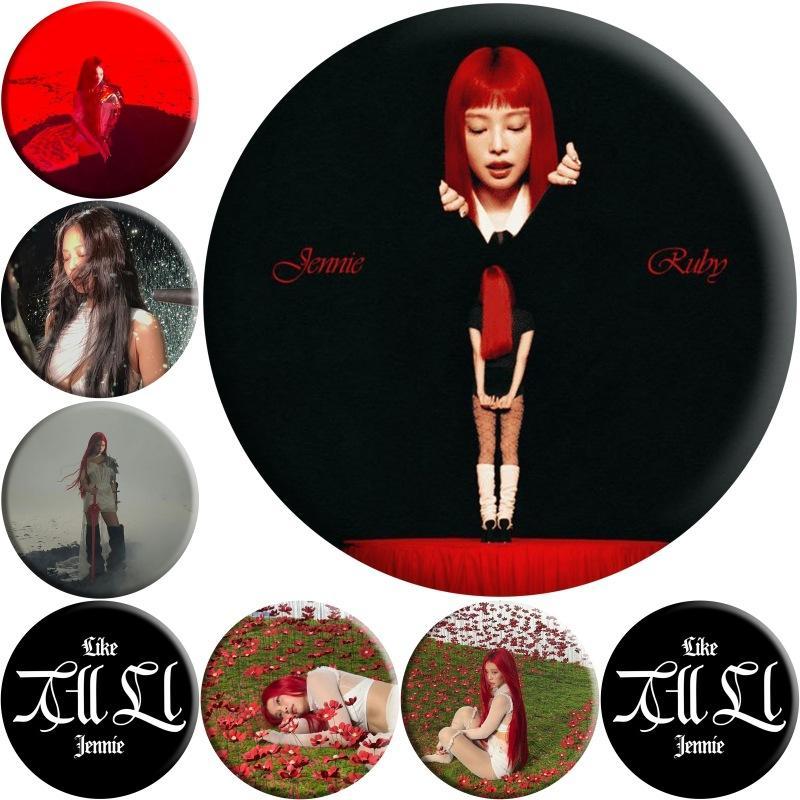 Bộ Pin "Like JENNIE" 58mm JENNIE "– Ruby Red Vibes, Hình ảnh ấn tượng & Những khoảnh khắc mang tính 