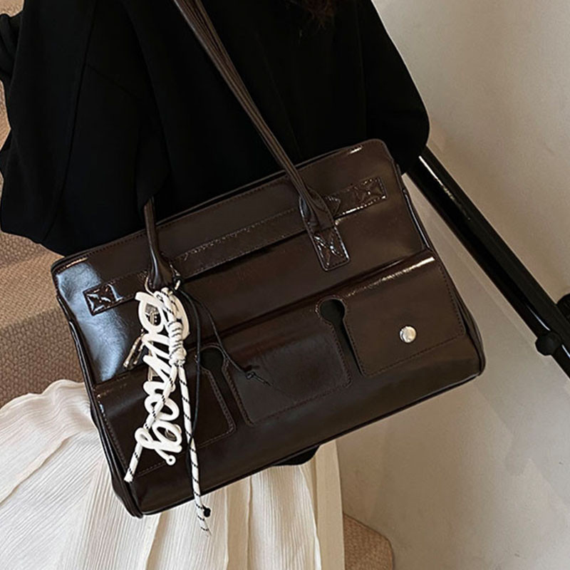 Cặp đôi cầm tay thời trang cầm tay 2025 Mùa đông Phong cách mới Dung tích lớn Hợp thời trang Túi đeo vai phù hợp cho mọi trận đấu Fe cao cấp