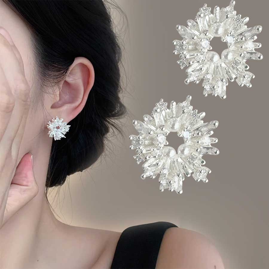 Bông tai đĩa trầm hương đính zirconia lấp lánh, thiết kế hoa hướng dương tối giản.