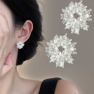 Bông tai đĩa trầm hương đính zirconia lấp lánh, thiết kế hoa hướng dương tối giản.