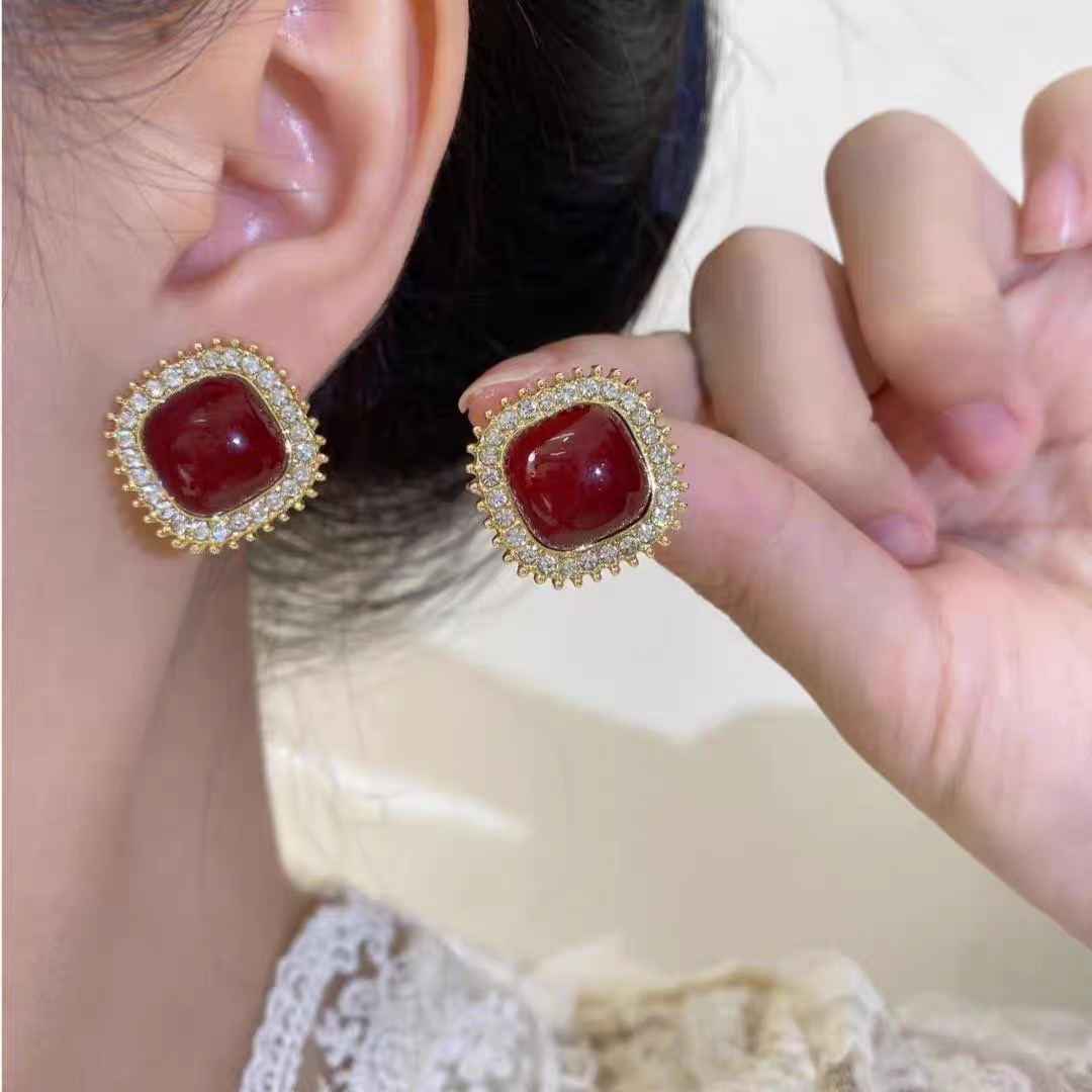 Bông tai nữ hình vuông màu đỏ ancarat, đính ngọc trai nhỏ gọn, tinh tế, dễ phối đồ