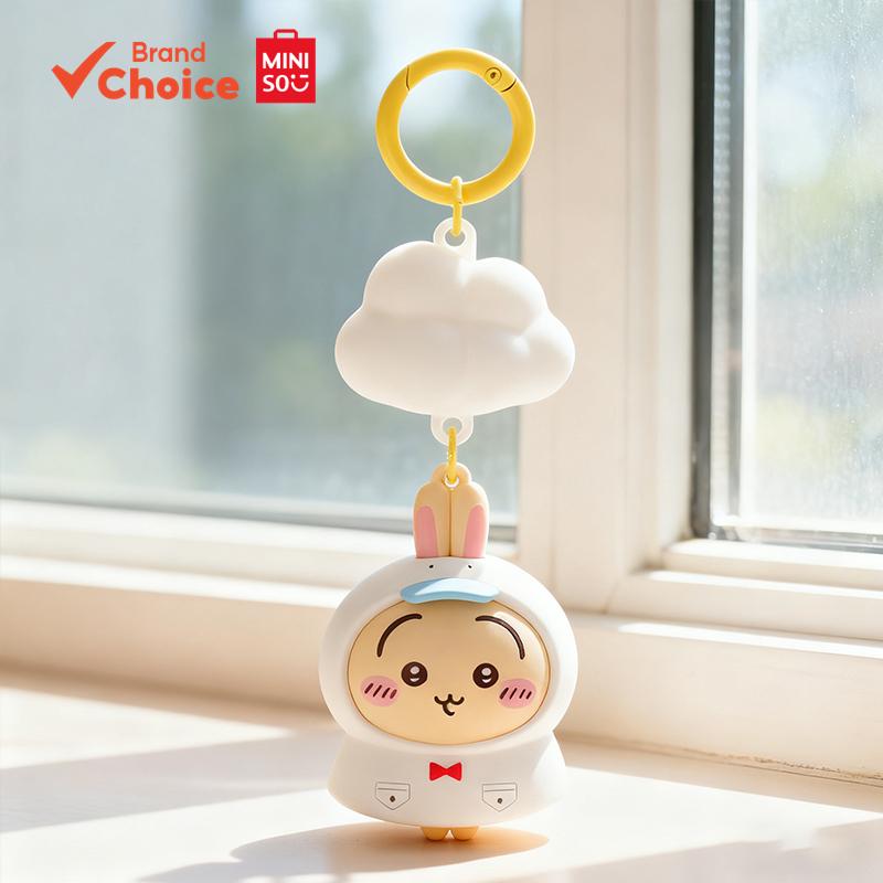 MINISO  Móc khóa áo mưa phát sáng dễ thương và rực rỡ của loạt phim Chiikawa (Usagi) kích thước 4.5cm x 4.5cm x 10cm.