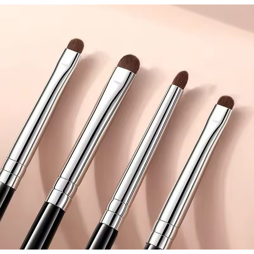 Bộ cọ trang điểm 4 món cho lớp makeup chi tiết, chính xác và chuyên nghiệp.