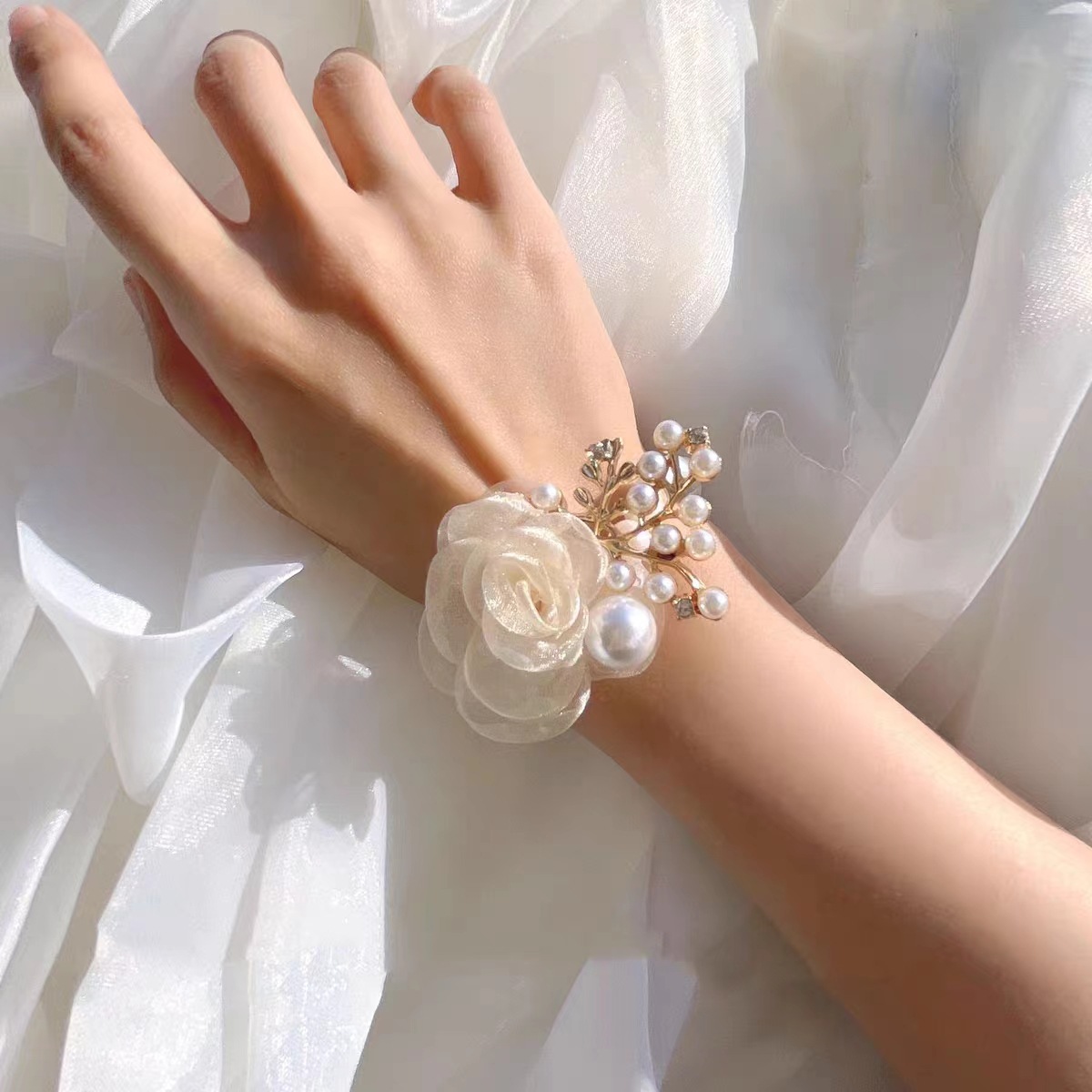 Hoa đeo tay cô dâu và phù dâu: Phụ kiện chị em ngọt ngào, thần tiên