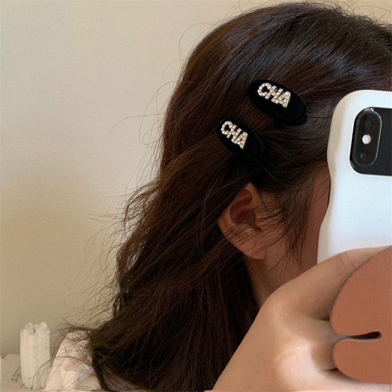 Kẹp Tóc Nhung Đen Đính Chữ Thời Trang Hàn Quốc Thanh Lịch