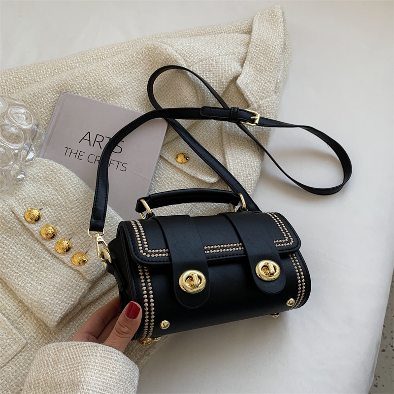 Túi đeo chéo khoá xoay tặng kèm móc