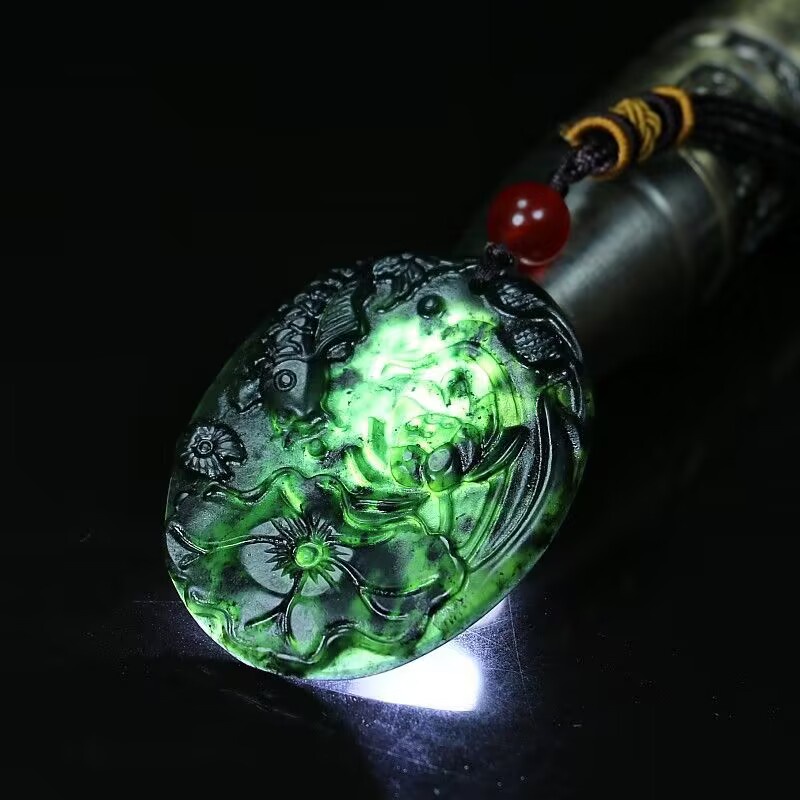 Mặt Dây Chuyền Hình Cá Màu Xanh Đen Bằng Ngọc Bích Tự Nhiên