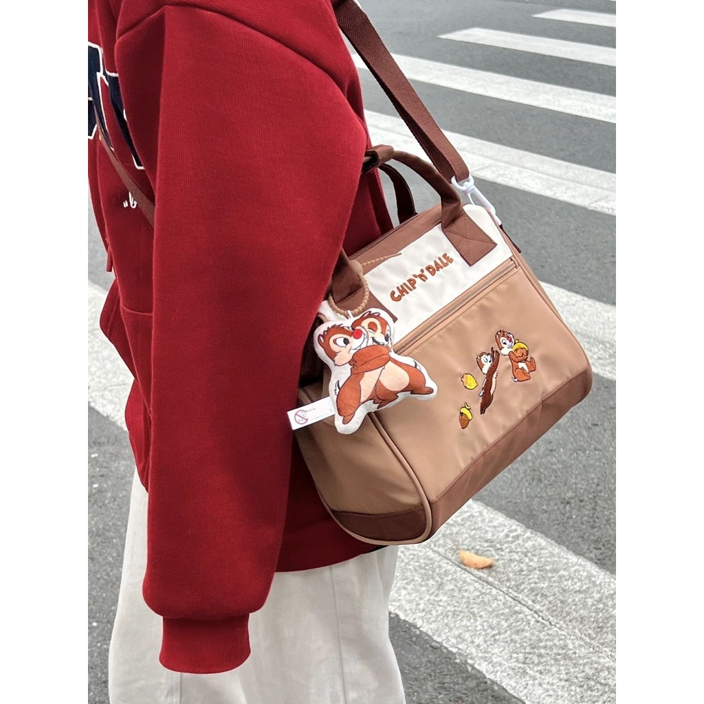 Hàng sẵn sàng!Âm nhạc mát mẻ hợp thời trang chơi disney portable messenger bag female 2023 new large-capacity cute strawberry bear sho