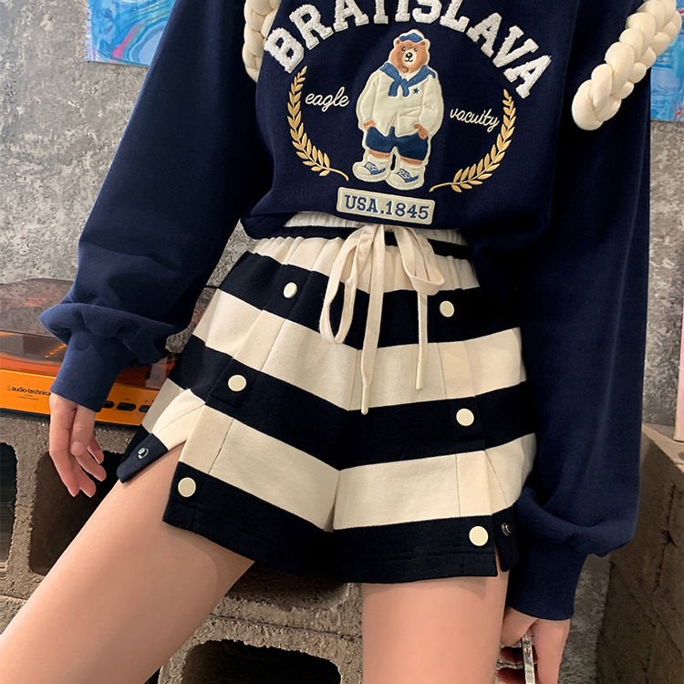 [Hàng Có Sẵn Giao Hàng Nhanh] Quần Short Thể Thao Dáng Rộng Lưng Cao Kẻ Sọc Trắng Đen Phong Cách Retro Xuân Hè Dễ Phối Đồ Cho Nữ