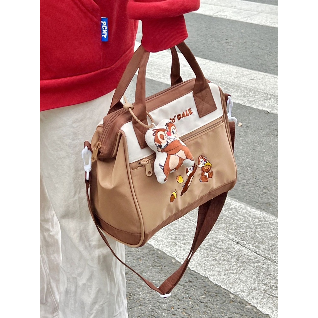 Hàng sẵn sàng!Âm nhạc mát mẻ hợp thời trang chơi disney portable messenger bag female 2023 new large-capacity cute strawberry bear sho