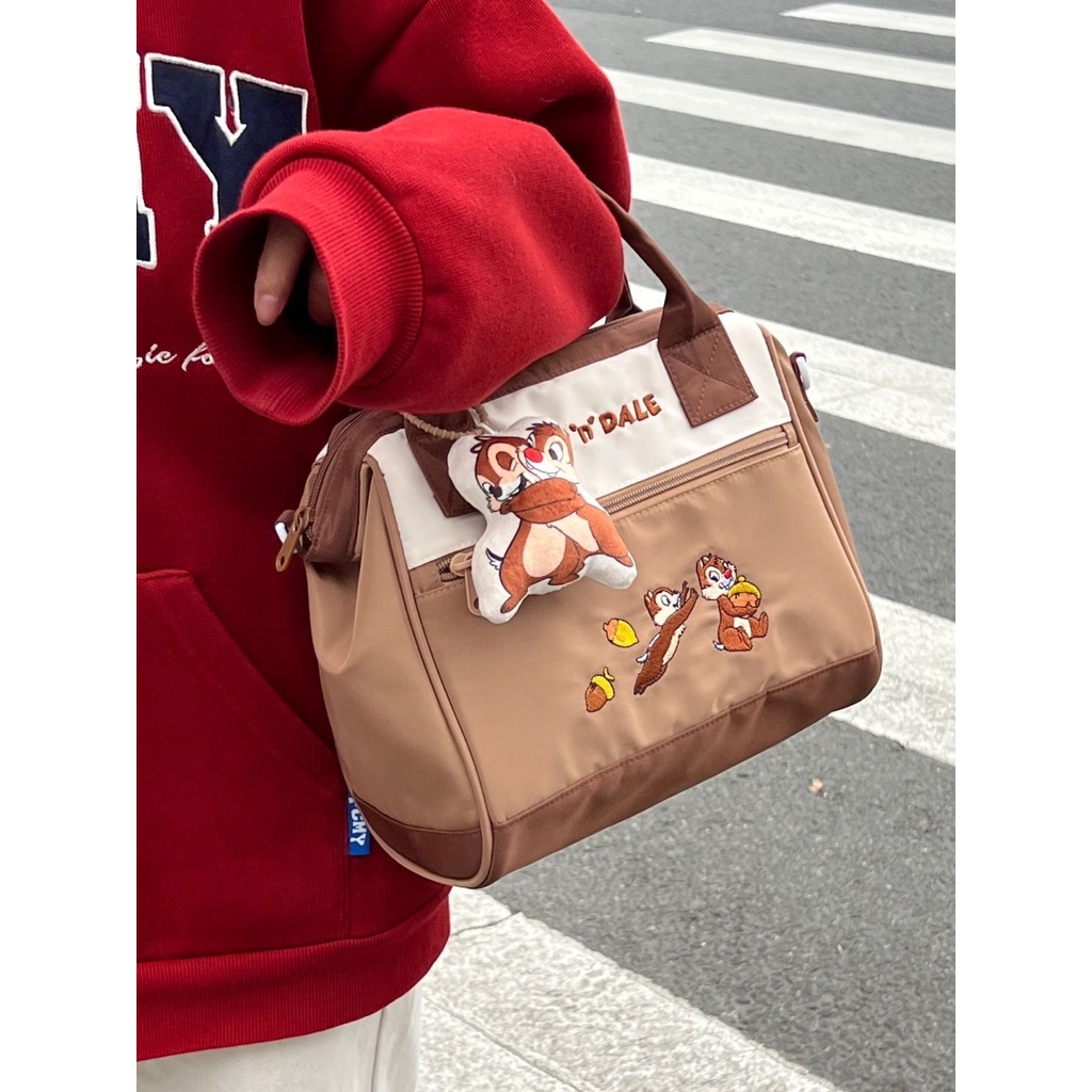 Hàng sẵn sàng!Âm nhạc mát mẻ hợp thời trang chơi disney portable messenger bag female 2023 new large-capacity cute strawberry bear sho