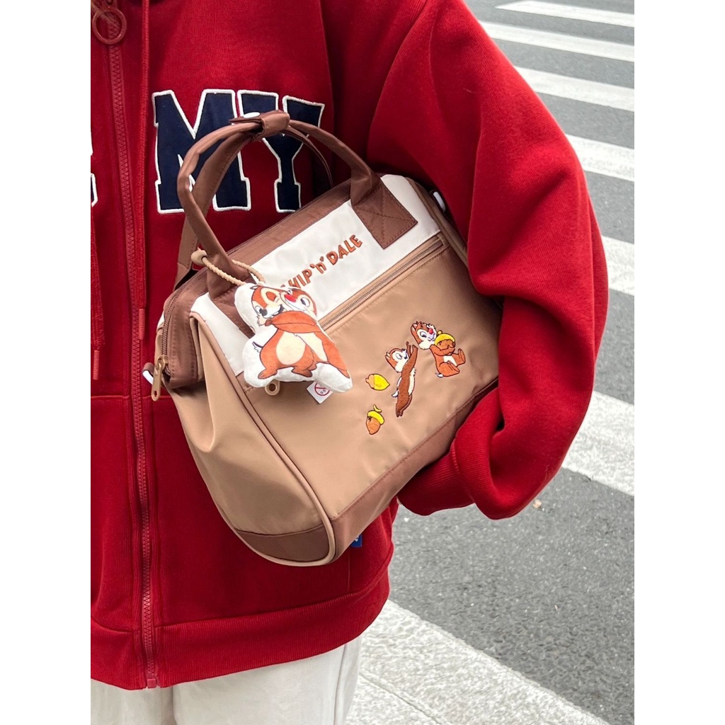 Hàng sẵn sàng!Âm nhạc mát mẻ hợp thời trang chơi disney portable messenger bag female 2023 new large-capacity cute strawberry bear sho