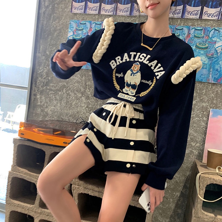 [Hàng Có Sẵn Giao Hàng Nhanh] Quần Short Thể Thao Dáng Rộng Lưng Cao Kẻ Sọc Trắng Đen Phong Cách Retro Xuân Hè Dễ Phối Đồ Cho Nữ