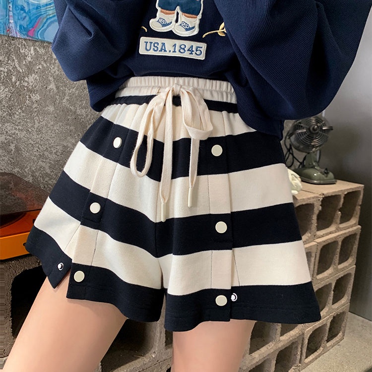 [Hàng Có Sẵn Giao Hàng Nhanh] Quần Short Thể Thao Dáng Rộng Lưng Cao Kẻ Sọc Trắng Đen Phong Cách Retro Xuân Hè Dễ Phối Đồ Cho Nữ
