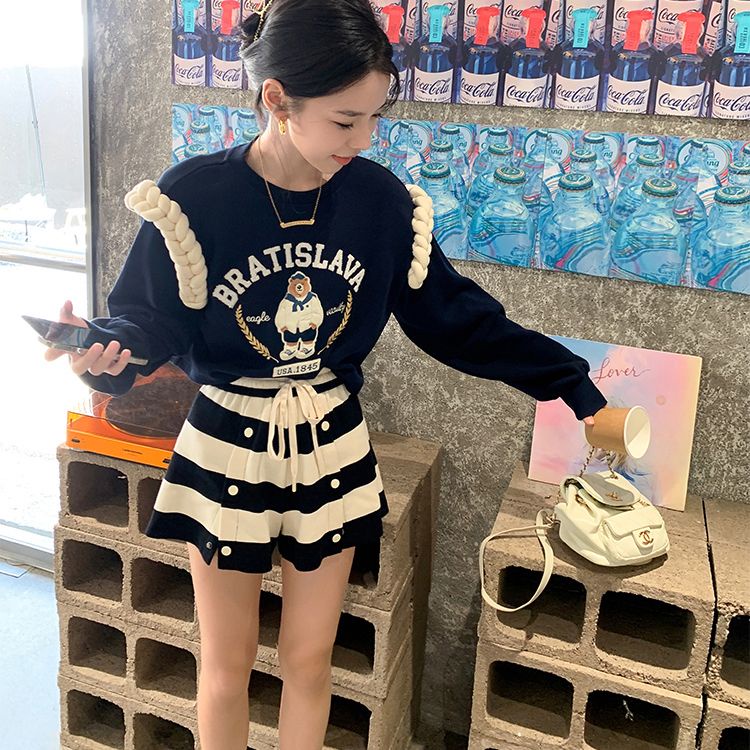 [Hàng Có Sẵn Giao Hàng Nhanh] Quần Short Thể Thao Dáng Rộng Lưng Cao Kẻ Sọc Trắng Đen Phong Cách Retro Xuân Hè Dễ Phối Đồ Cho Nữ