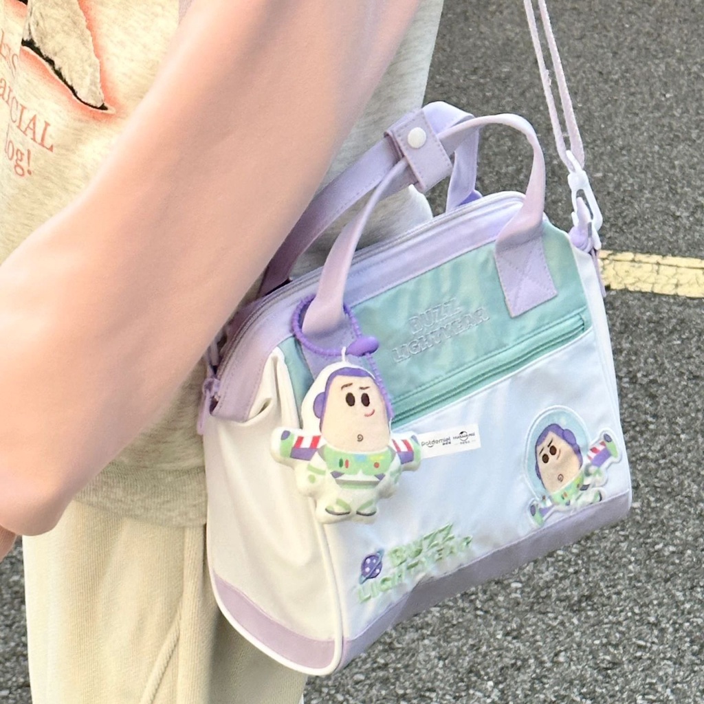 Hàng sẵn sàng!Âm nhạc mát mẻ hợp thời trang chơi disney portable messenger bag female 2023 new large-capacity cute strawberry bear sho