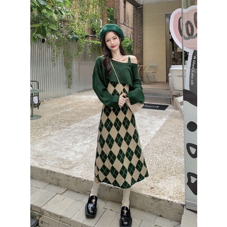 Set đồ nữ sang chảnh set đồ nữ mùa đông Bộ đồ thời trang thịnh hành năm nay, váy hai dây màu xanh lá cây mùa thu cho nữ, áo len dệt kim chui đầu dài tay, bộ hai chiếc