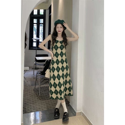 Set đồ nữ sang chảnh set đồ nữ mùa đông Bộ đồ thời trang thịnh hành năm nay, váy hai dây màu xanh lá cây mùa thu cho nữ, áo len dệt kim chui đầu dài tay, bộ hai chiếc