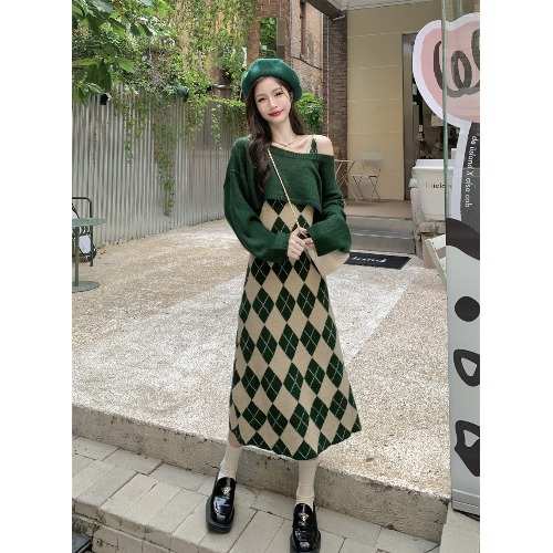 Set đồ nữ sang chảnh set đồ nữ mùa đông Bộ đồ thời trang thịnh hành năm nay, váy hai dây màu xanh lá cây mùa thu cho nữ, áo len dệt kim chui đầu dài tay, bộ hai chiếc