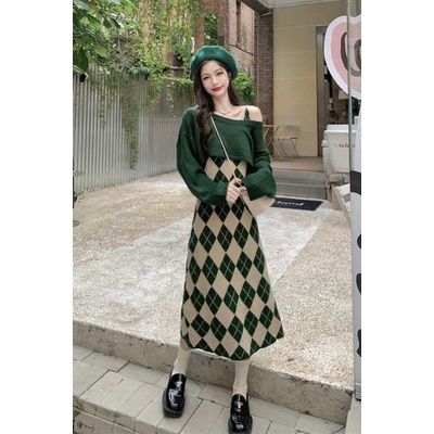 Set đồ nữ sang chảnh set đồ nữ mùa đông Bộ đồ thời trang thịnh hành năm nay, váy hai dây màu xanh lá cây mùa thu cho nữ, áo len dệt kim chui đầu dài tay, bộ hai chiếc