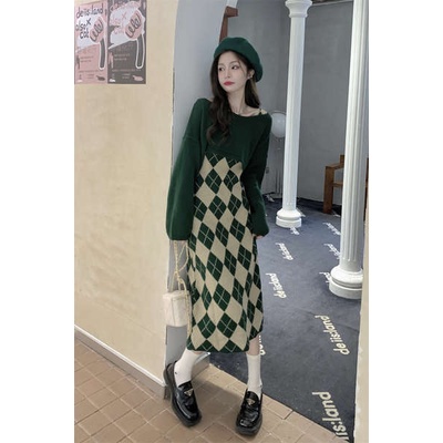 Set đồ nữ sang chảnh set đồ nữ mùa đông Bộ đồ thời trang thịnh hành năm nay, váy hai dây màu xanh lá cây mùa thu cho nữ, áo len dệt kim chui đầu dài tay, bộ hai chiếc