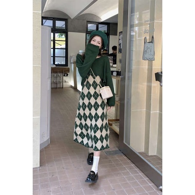 Set đồ nữ sang chảnh set đồ nữ mùa đông Bộ đồ thời trang thịnh hành năm nay, váy hai dây màu xanh lá cây mùa thu cho nữ, áo len dệt kim chui đầu dài tay, bộ hai chiếc