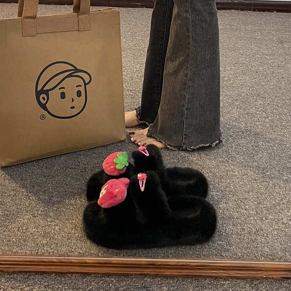 Dép quai ngang đế dày đính lông hình gấu dâu tây đáng yêu