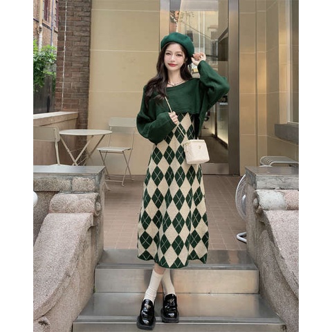 Set đồ nữ sang chảnh set đồ nữ mùa đông Bộ đồ thời trang thịnh hành năm nay, váy hai dây màu xanh lá cây mùa thu cho nữ, áo len dệt kim chui đầu dài tay, bộ hai chiếc