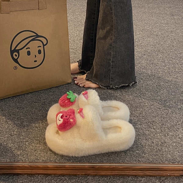 Dép quai ngang đế dày đính lông hình gấu dâu tây đáng yêu