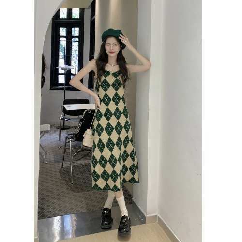 Set đồ nữ sang chảnh set đồ nữ mùa đông Bộ đồ thời trang thịnh hành năm nay, váy hai dây màu xanh lá cây mùa thu cho nữ, áo len dệt kim chui đầu dài tay, bộ hai chiếc