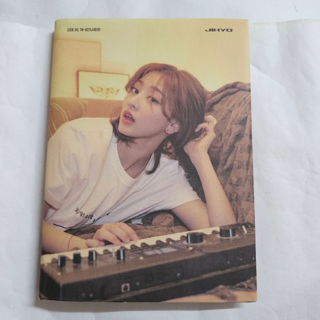 JIHYO (TWICE) ALBUM MINI 1ST – ZONE (O Ver.) Tình trạng tốt chưa đóng gói Nhận được vật phẩm như thể