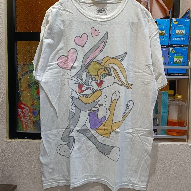 Áo thun họa tiết màu trắng Bugs Bunny và Lola