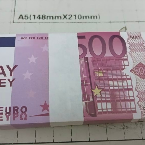 Ngân hàng Euro giả cỡ 10,5 * 5,5 Cm. 100 tờ nhỏ hơn trang thật 200 và 500 Euro ️