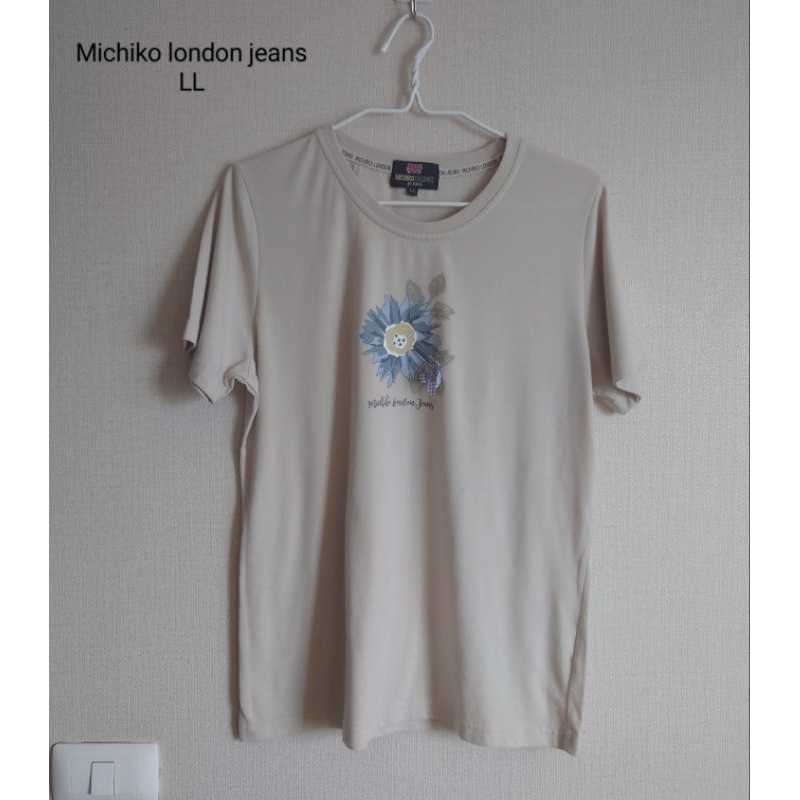 Quần jean Michiko london Áo thun màu nâu nhạt / màu be có in hoa và trang trí nơ Size Ll (2nd Hand)