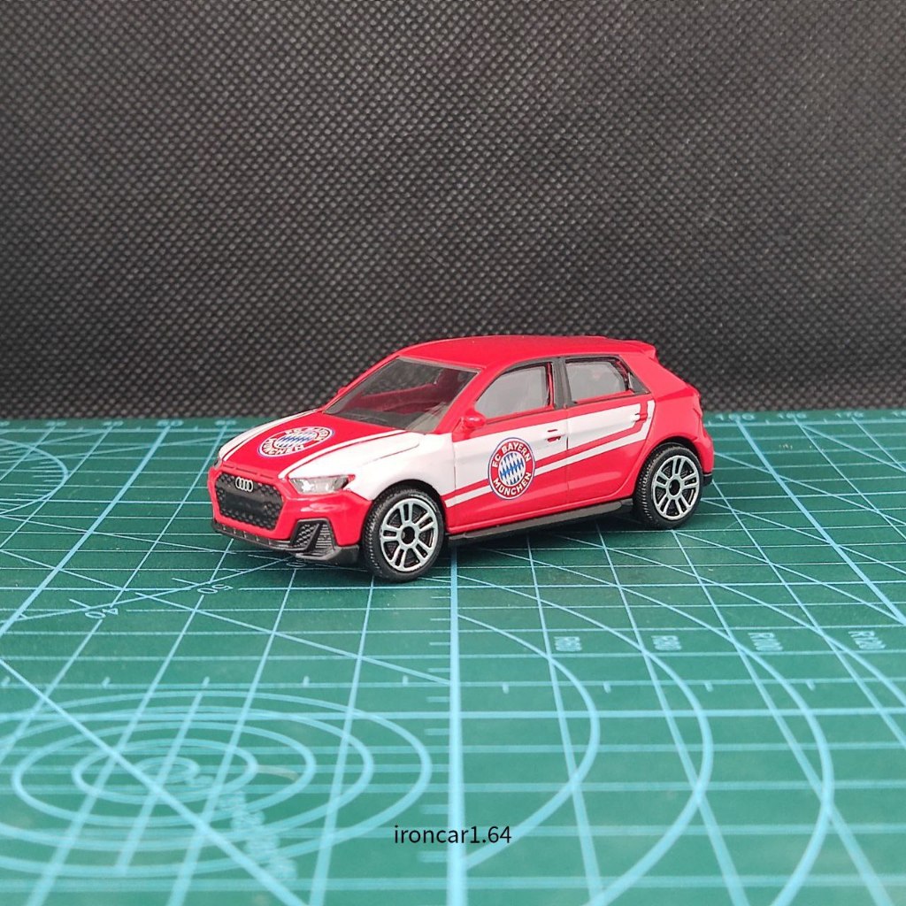 Mẫu xe majorette audi A1 Mẫu xe màu đỏ của đội bóng đá Bayern