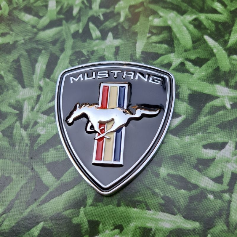 FORD Mustang Logo Horse Chất liệu là kim loại. Màu Bạc