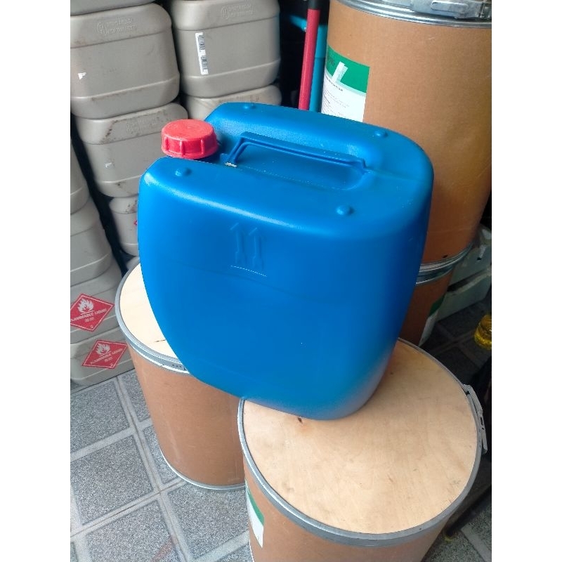 Gallon rỗng hình quả táo cũ 30 lít màu xanh không đặt thức ăn. Có thể rửa tất cả các loại dầu.